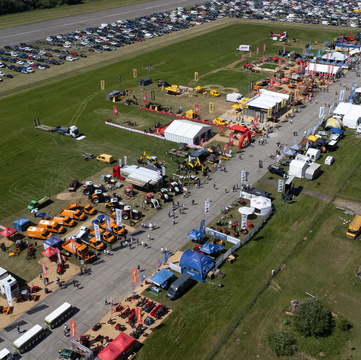 Luftbild der demopark mit Traktoren, Landmaschinen, Ausstellern und Besuchern auf einem weitläufigen Messegelände inklusive Parkplatz