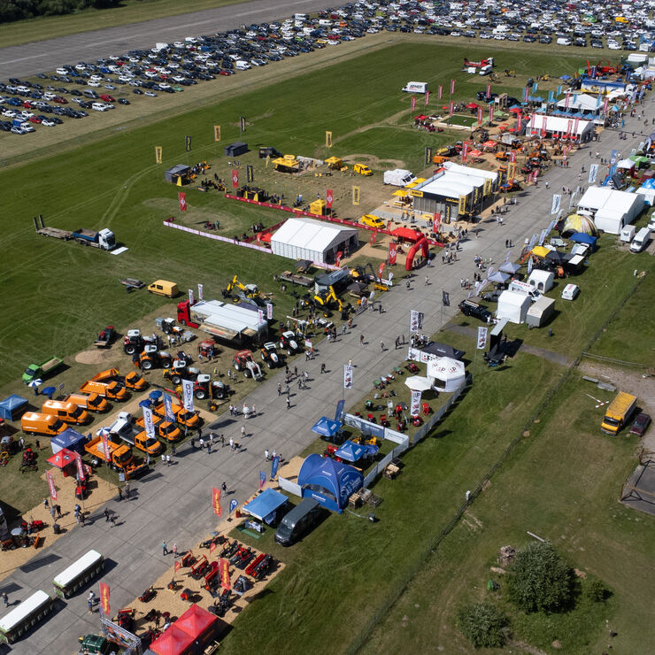 Luftbild der demopark mit Traktoren, Landmaschinen, Ausstellern und Besuchern auf einem weitläufigen Messegelände inklusive Parkplatz