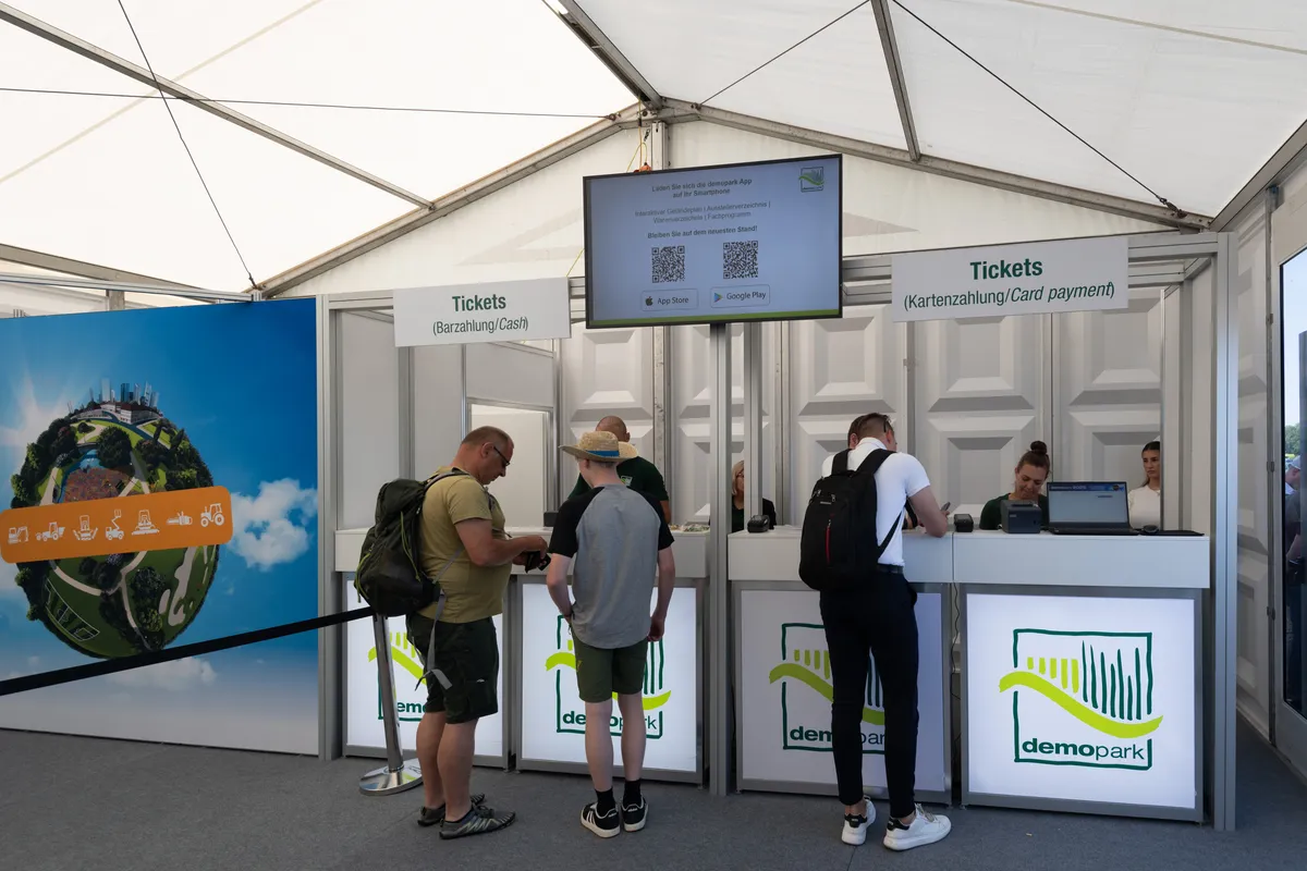 Ticketschalter im Eingangsbereich der demopark mit Bar- und Kartenzahlung für Besucher der Freilandausstellung für Kommunal-, Garten- und Landschaftspflege.