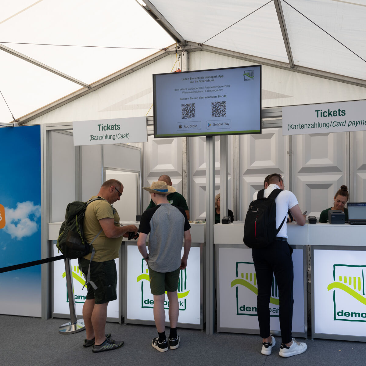Ticketschalter im Eingangsbereich der demopark mit Bar- und Kartenzahlung für Besucher der Freilandausstellung für Kommunal-, Garten- und Landschaftspflege.