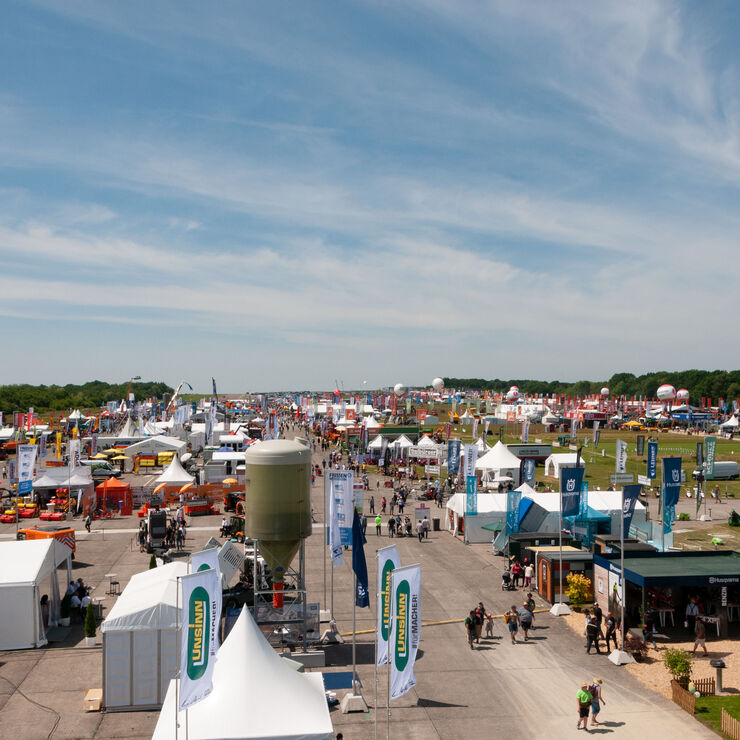 Panoramablick bei bestem Wetter über die demopark mit hunderten Ausstellungsflächen, Maschinenpräsentationen und Besucherströmen auf dem weitläufigen Freigelände.