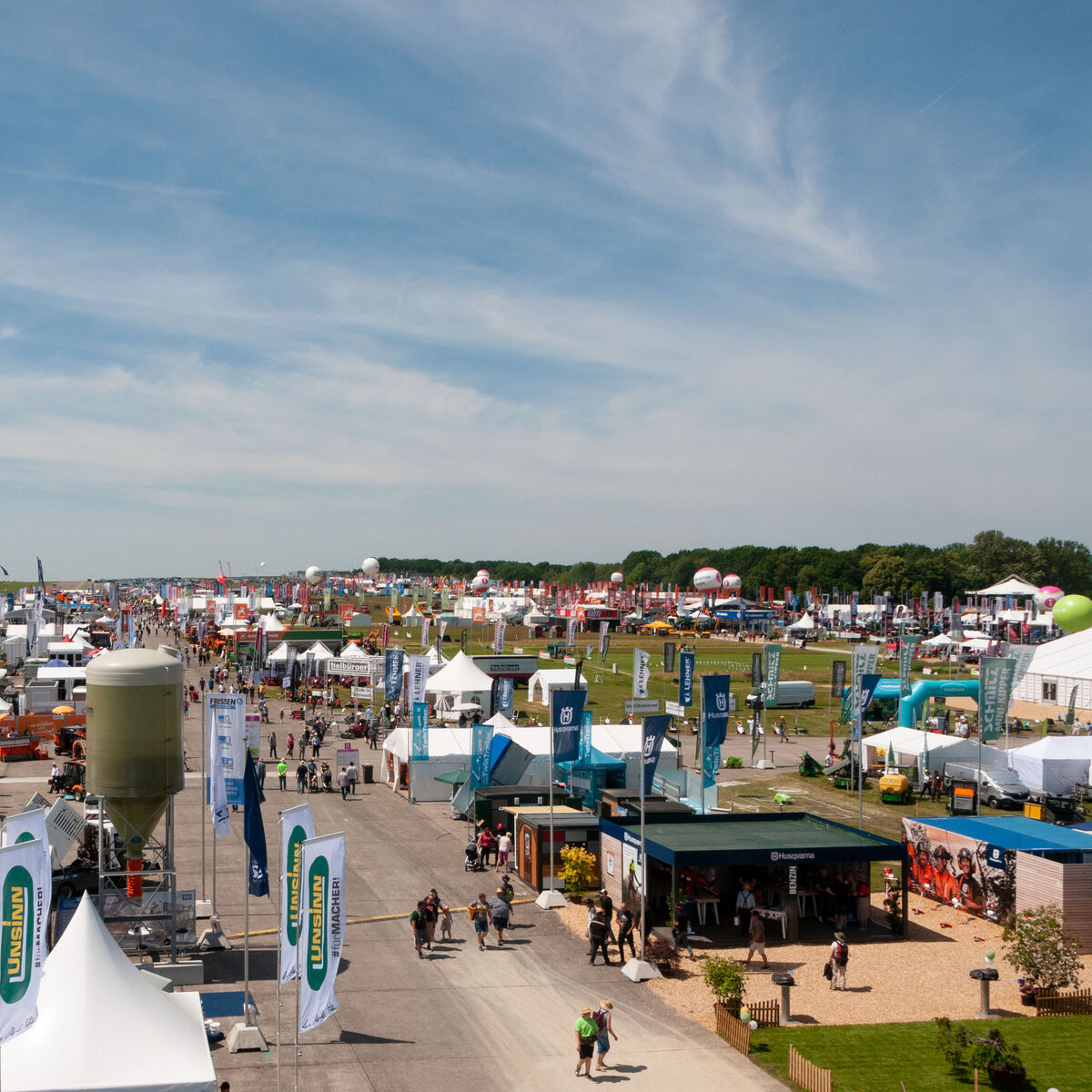 Panoramablick bei bestem Wetter über die demopark mit hunderten Ausstellungsflächen, Maschinenpräsentationen und Besucherströmen auf dem weitläufigen Freigelände.