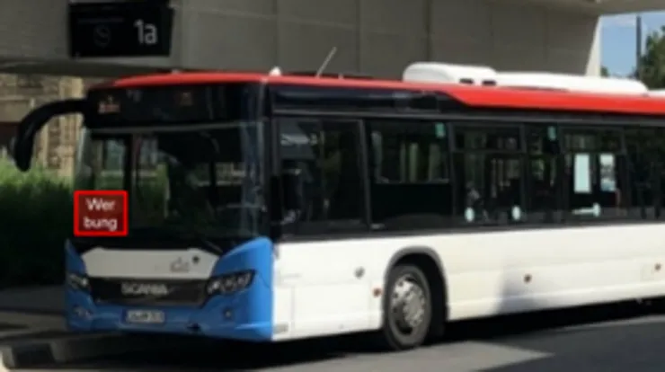 Reisebus an einer Haltestelle mit eingezeichneter Werbefläche für Aussteller