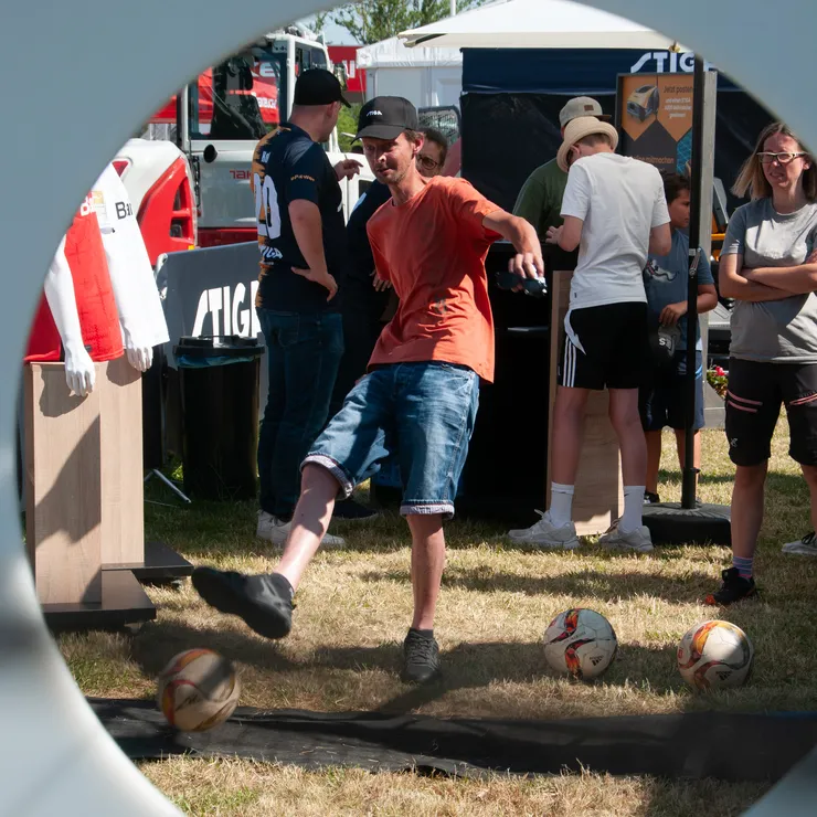 Interaktive Besucheraktion mit Fußballspiel auf dem Gelände der demopark