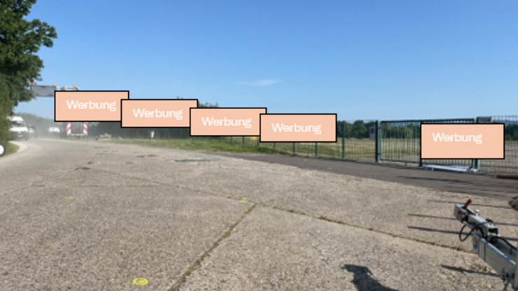 Zufahrsstraße zur demopark Veranstaltung mit Bauzäunen und eingezeichneten buchbaren Werbeflächen für Aussteller 