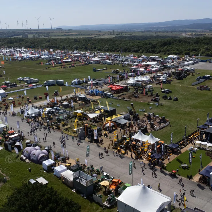 Überblick über das gesamte demopark Gelände von oben mit Ausstellern und Besuchern 