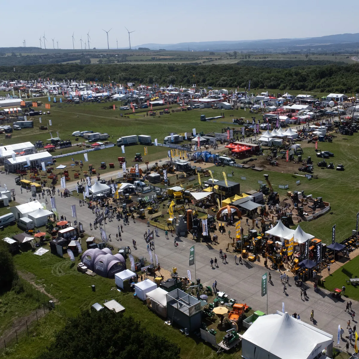 Überblick über das gesamte demopark Gelände von oben mit Ausstellern und Besuchern 