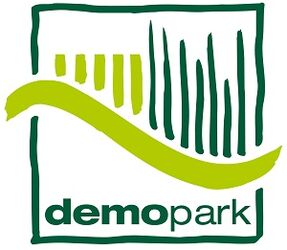 Logo-Grafik der demopark mit Schriftzug und gestaltetem Hintergrund 