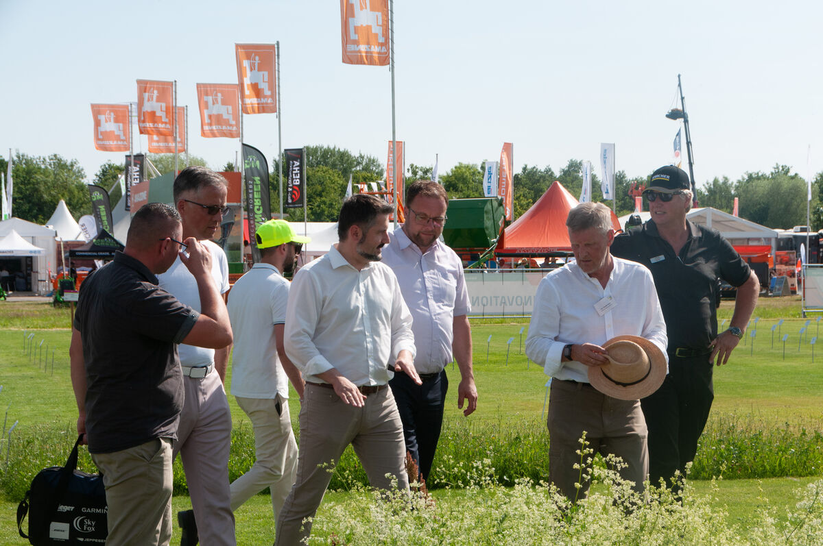 Teilnehmer eines geführten Messerundgangs auf der demopark informieren sich direkt auf dem Freigelände über Innovationen, Maschinen und neue Technologien der Grünen Branche