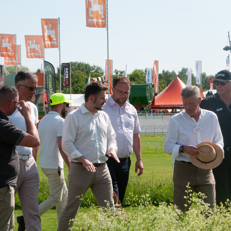 Teilnehmer eines geführten Messerundgangs auf der demopark informieren sich direkt auf dem Freigelände über Innovationen, Maschinen und neue Technologien der Grünen Branche