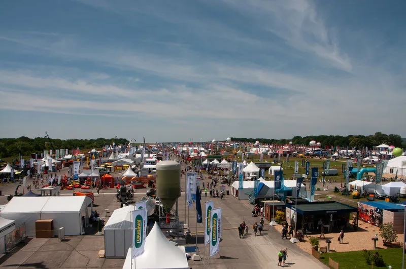 Übersicht über die demopark mit Ausstellungsflächen, Landmaschinen, Fachausstellern und Besuchern.
