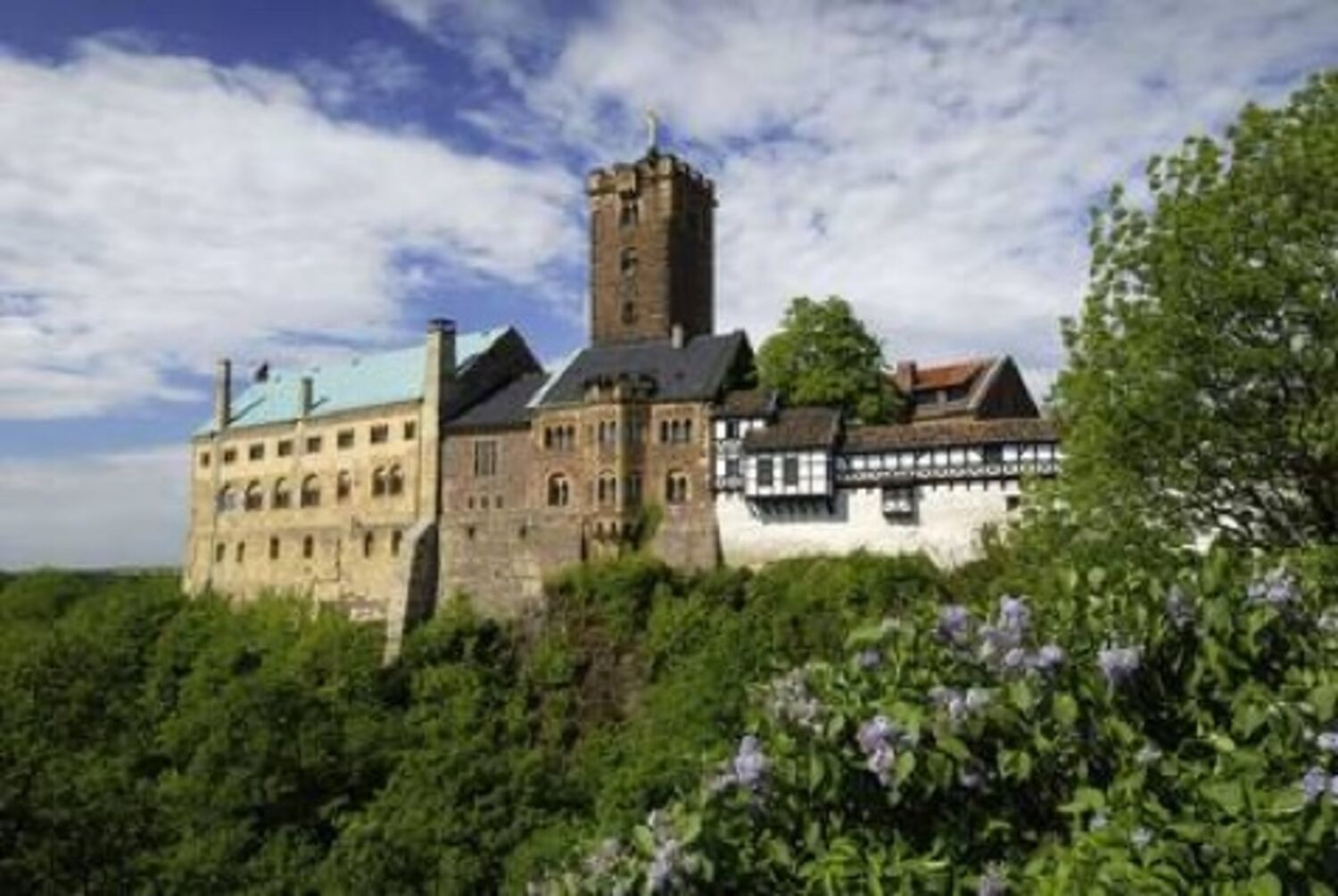 Blick auf die Wartburg in Eisenach, eine der bekanntesten Sehenswürdigkeiten Thüringens und attraktives Ziel für Besucher rund um die demopark.