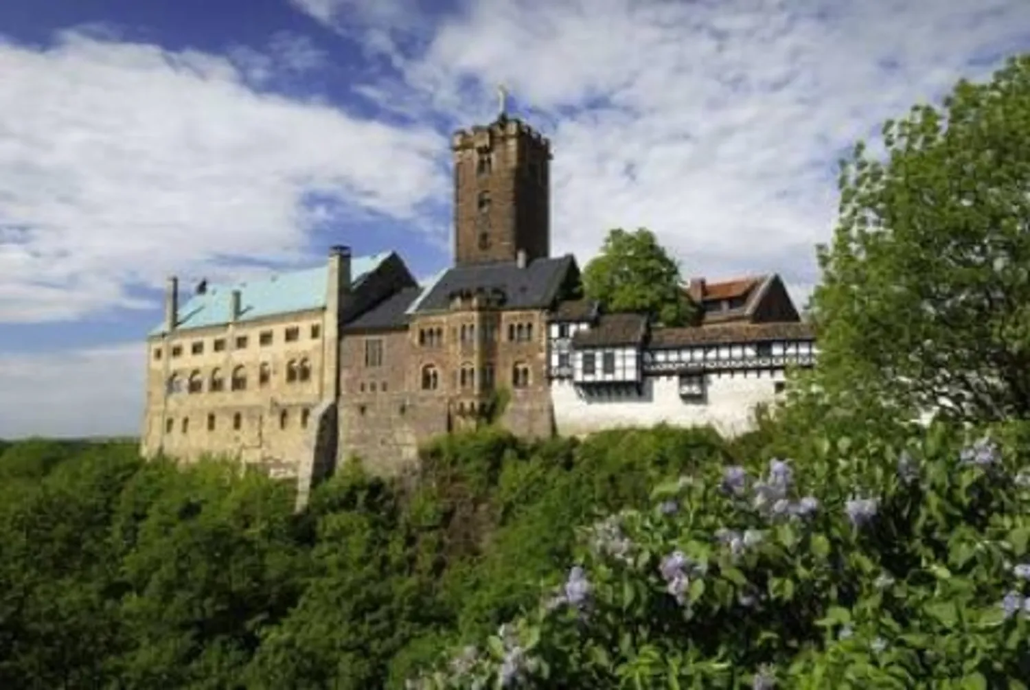 Blick auf die Wartburg in Eisenach, eine der bekanntesten Sehenswürdigkeiten Thüringens und attraktives Ziel für Besucher rund um die demopark.